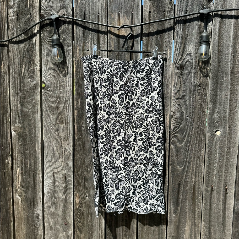 3/$15 CLEARANCE Ann Taylor Black and White Floral Long Skirt Rayon Size 2 zip-up